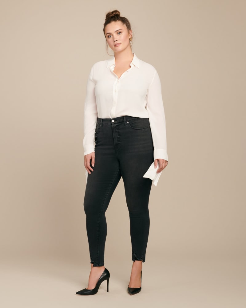 Front of a model wearing a size 15 Good Waist in Black by Good American. | dia_product_style_image_id:227124